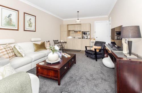 Cambridge Apartment | Sweet Magnolia 1 or 2 BR Suite St Kilda Cambridge with Complimentary Continental Breakfast