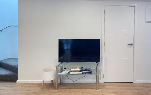 Johnsonville House | NO PARTY ALLOWED, Entire Brand New 3 bedroom townhouse, free unlimited fibre wifi and free parking