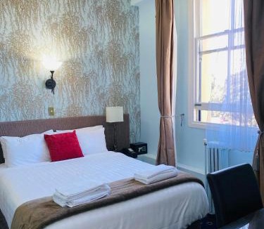 Devonport Hotel | The Esplanade Hotel
