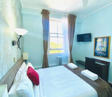 Devonport Hotel | The Esplanade Hotel