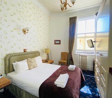 Devonport Hotel | The Esplanade Hotel