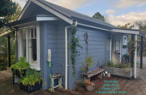 Motueka House | Cabins on Tudor bed & breakfast