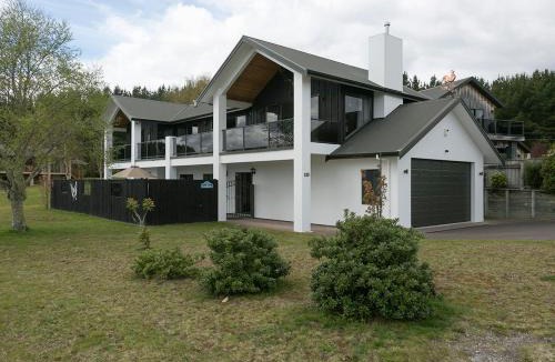 Motuoapa House | Lake Magic - Motuoapa Holiday Home