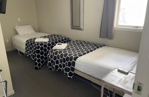 Piopio Hotel | FatOwl Motel, Bar & Eatery