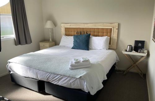 Piopio Hotel | FatOwl Motel, Bar & Eatery
