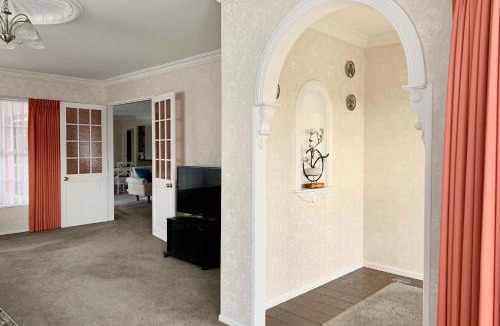 Hamilton Villa | Spacious 200sqm 3BR House in Chartwell for 7, 2 Baths, Ideal for Family and Business
