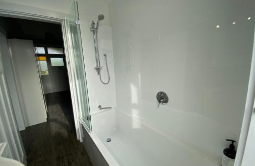 Bluff Villa | Motupōhue Base Holiday Home - 2 bedroom House
