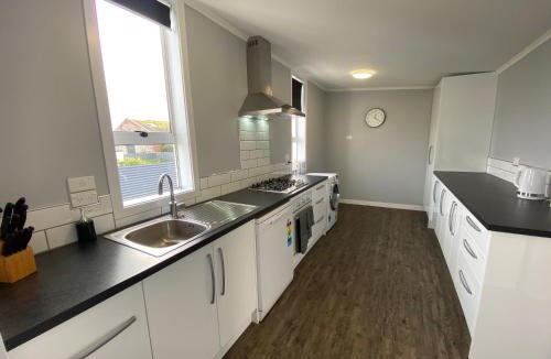 Bluff Villa | Motupōhue Base Holiday Home - 2 bedroom House