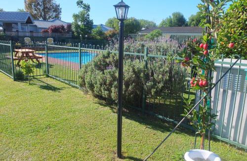 Cambridge Hotel | Colonial Court Motel