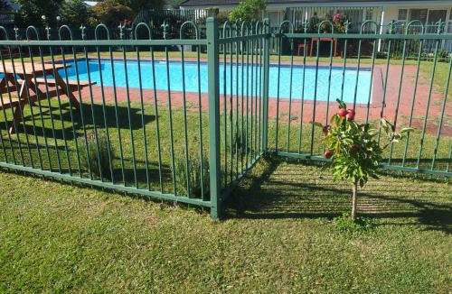 Cambridge Hotel | Colonial Court Motel