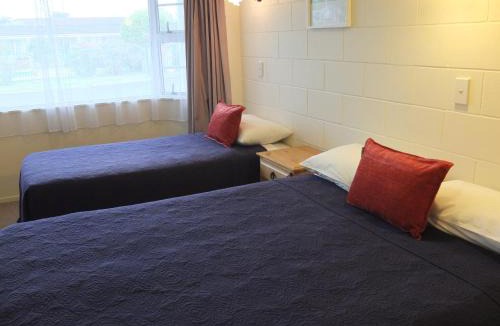 Cambridge Hotel | Colonial Court Motel