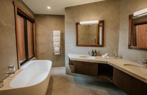 Lake Hayes Hotel | Stoneridge Estate
