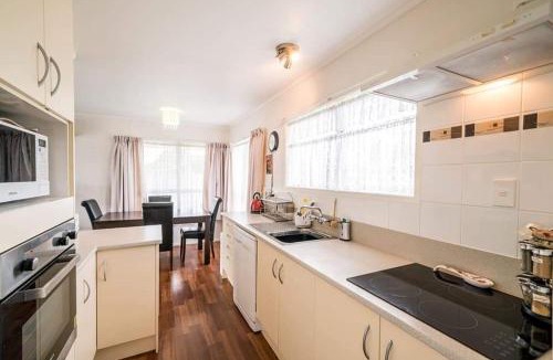 Mount Maunganui House | Private room at Bayfair