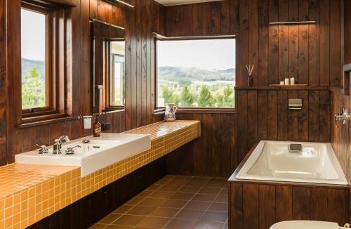 Warkworth Cabin | Matakana Estate Lodge with Indoor Pool