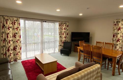 Merivale Hotel | Southern Comfort Motel