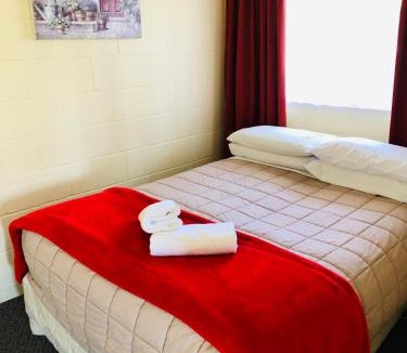 Ostend Hotel | Waiheke Island Motel