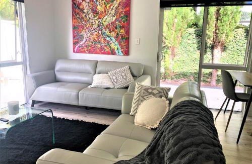 Hamilton House | Robyn's Retreat