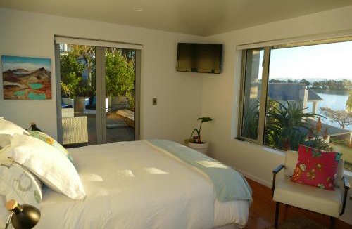 Stepneyville House | Waterfront Bliss