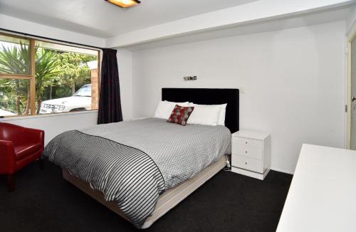 Merivale Apartment | Relaxed 3BR Hideaway - Outdoor Living & Pets - Christchurch Holiday Homes