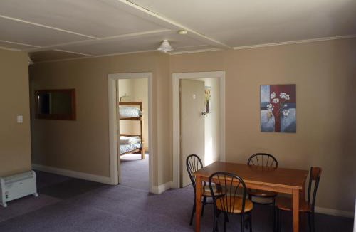 Buller District Hostel | Berlins cafe, bar and backpackers