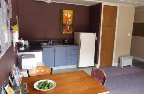 Buller District Hostel | Berlins cafe, bar and backpackers