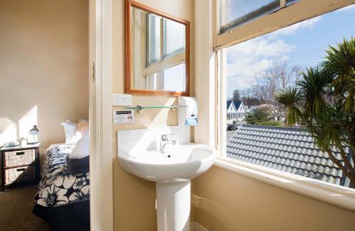 Nelson City Centre Hostel | The Prince Albert Backpackers & Bar
