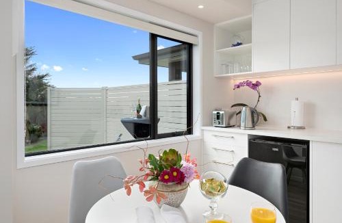 Welcome Bay Apartment | Luxury Stay - Parrot Nest - Brand New