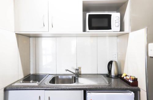 Mangere Hotel | Airport Manor Inn