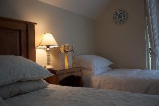 Acacia Bay House | The Loft Bed and Breakfast