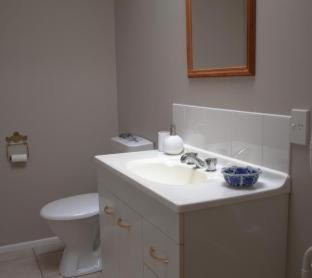 Acacia Bay House | The Loft Bed and Breakfast