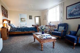 Acacia Bay House | The Loft Bed and Breakfast