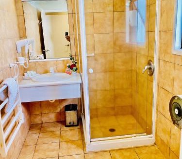 Fenton Street Hotel | Baden Lodge Motel - PRIVATE SPA Bath