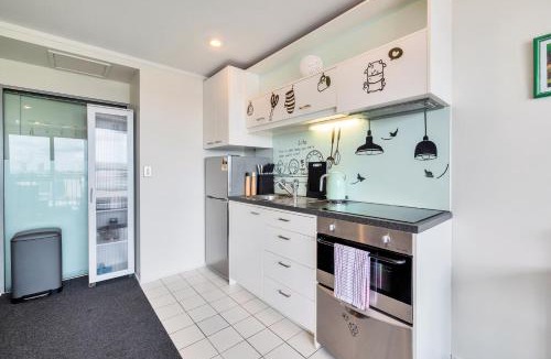 Auckland Central Business District Apartment | Cityscape Charm Apt w Parking, Views, Pool & Gym