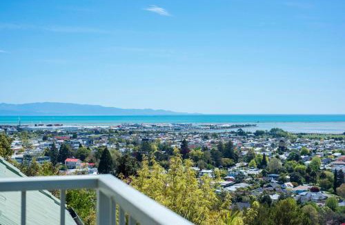 Nelson House | Hilltop Getaway - Views and Spa Pool!