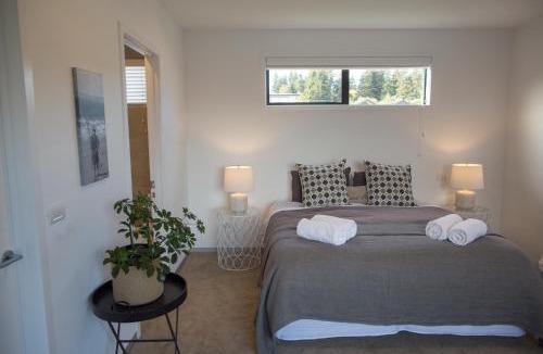 Wanaka House | Kura House - Sleeps 6 - Central Location - Lake & Mountain Views