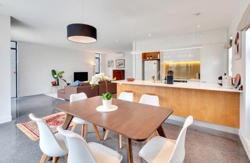 Hobsonville House | Blissful Breeze Townhouse with Parking and Patio