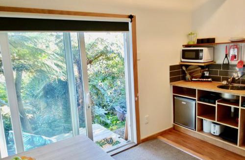 Hamilton North Apartment | Gully hideaway apartment