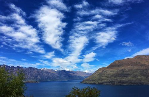 Fernhill House | Awesomely Lakeview Queenstown Home