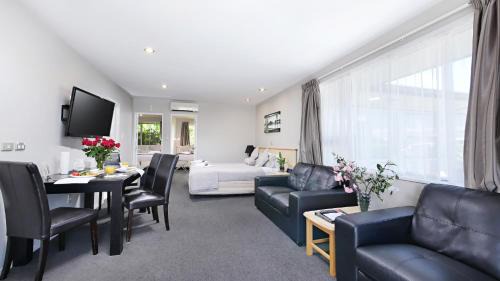 Edgeware Hotel | Arthur's Court Motor Lodge