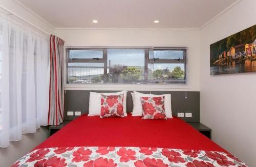 Taupo Hotel | eMotel