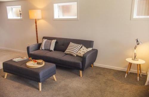 Maungatapu Apartment | Water & City Lights Studio