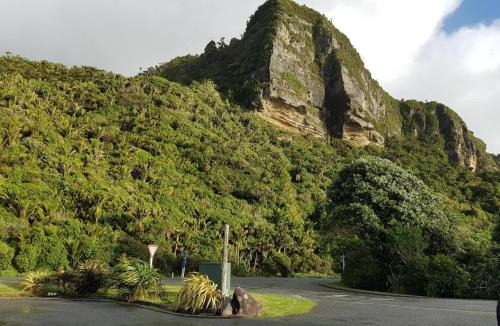 Punakaiki Hotel | Punakaiki Rocks Hotel & Garden Bar