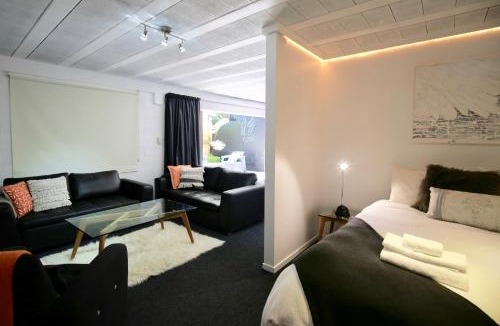 Leamington Apartment | Modern Wall