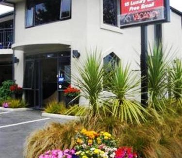 Saint Albans Hotel | Azena Suites & Apartment
