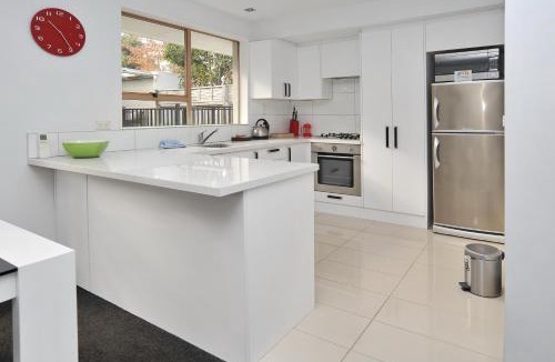 Merivale Apartment | Relaxed 3BR Hideaway - Outdoor Living & Pets - Christchurch Holiday Homes