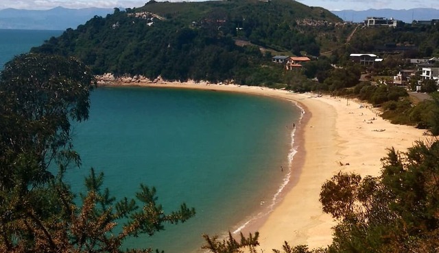 2 min walk to beach-views-private-large yard- 2 car garage plus parking for Boat in Kaiteriteri