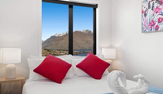 A LUCKIE CHARM - 8 BEDROOM TOWNHOUSE in Queenstown Hill