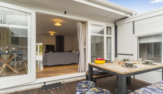 Kererū Lodge – Two Mile Bay Holiday Home in Two Mile Bay