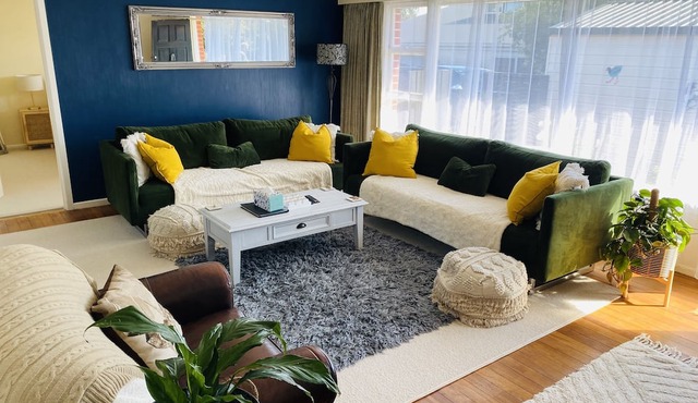 Relax at Rosedale Retreat or Stroll in the Private Garden in Invercargill