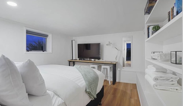 Newly Renovated Studio w Parking-Netflix